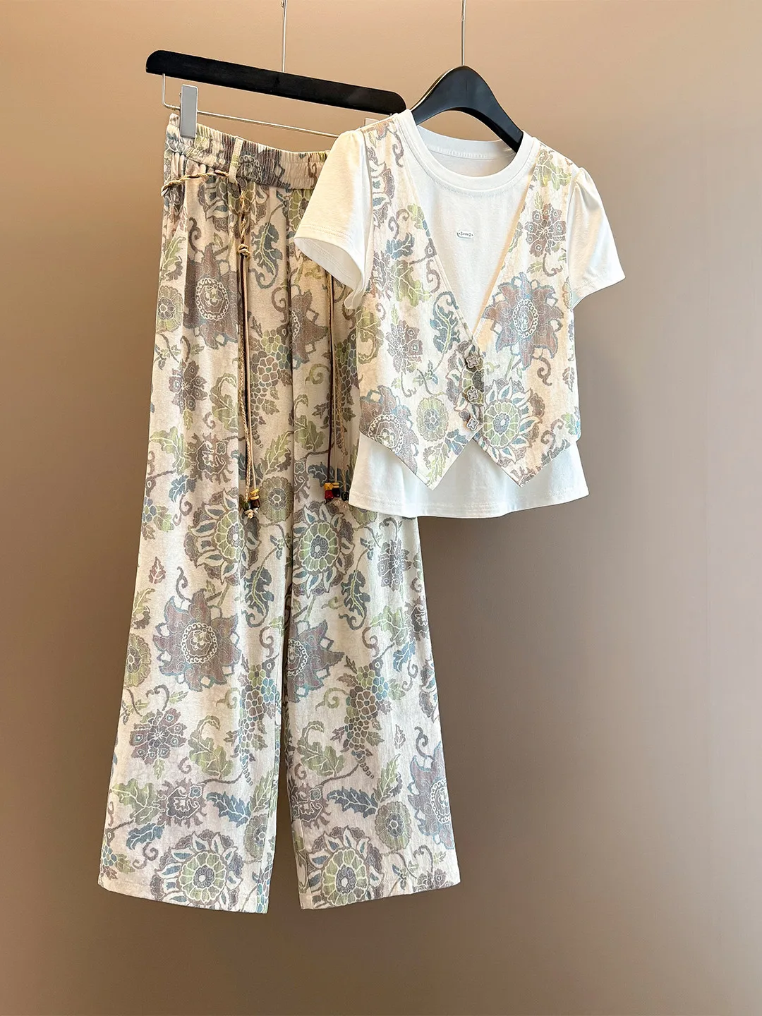 

Fashionable Retro Women's Short Sleeve Top And Wide Leg Pants Two-Piece Set Summer 2025 Online Exclusive round Neck Casual Sp...