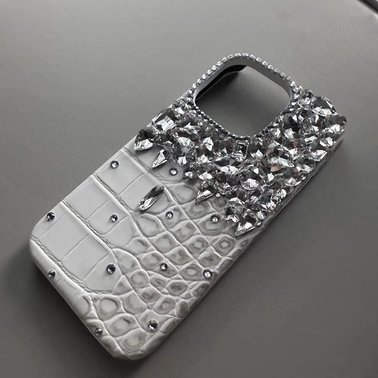 

Purely handmade crocodile pattern rhinestone phone case, suitable for Apple phones, dazzling rhinestones.