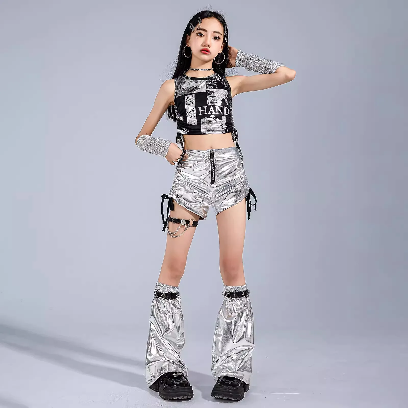Ropa de Hip Hop Kpop para chico, camiseta sin mangas corta con cordones y estampado negro, pantalones cortos metálicos plateados con lazo lateral para niña, traje de baile callejero