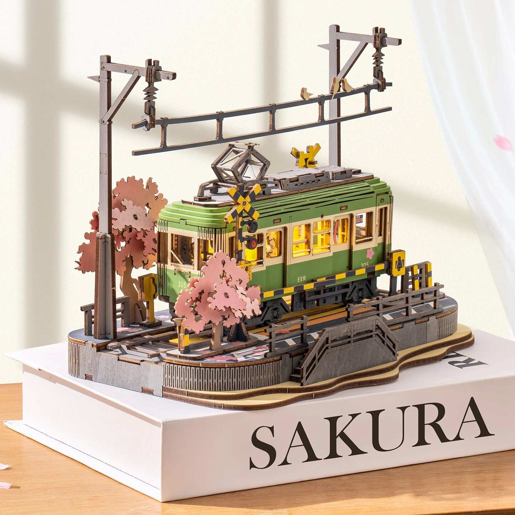 

Деревянный 3D-пазл Rolife «Путешествие на сакуре»: модель трамвая для самостоятельной сборки с LED-подсветкой, для декора книжной полки и дома, подарки для взрослых и семьи