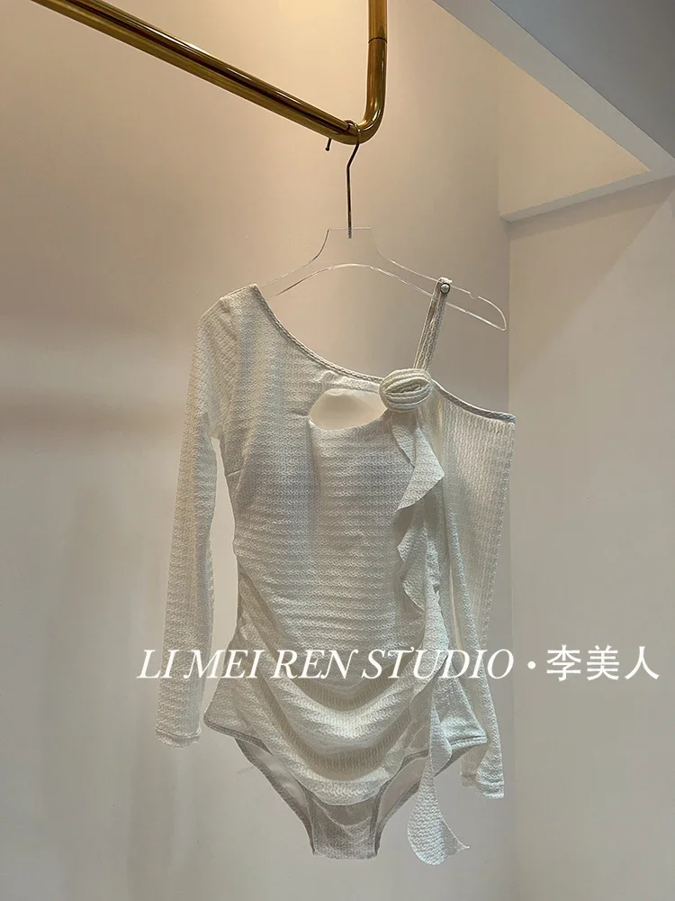 New white floral long sleeved design with a sense of one-piece swimsuit