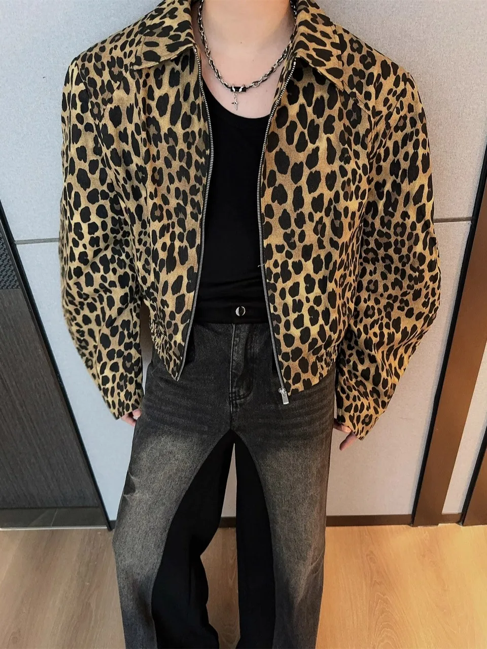 

Мужская джинсовая куртка с леопардовым принтом, весенне-осенняя, свободного кроя, повседневная, с подплечниками, винтажная, на молнии