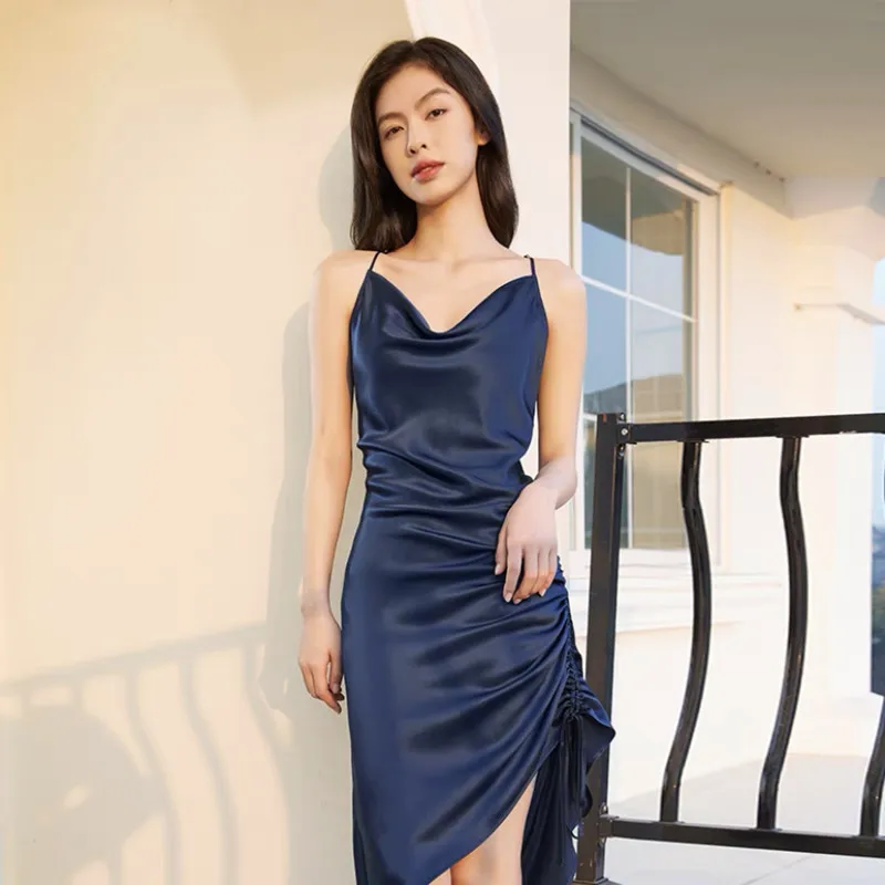 Abito da donna asimmetrico in raso con colletto oscillante Abito da festa sexy in seta artificiale con arricciatura Elegante abito con cinturino per spaghetti Abiti