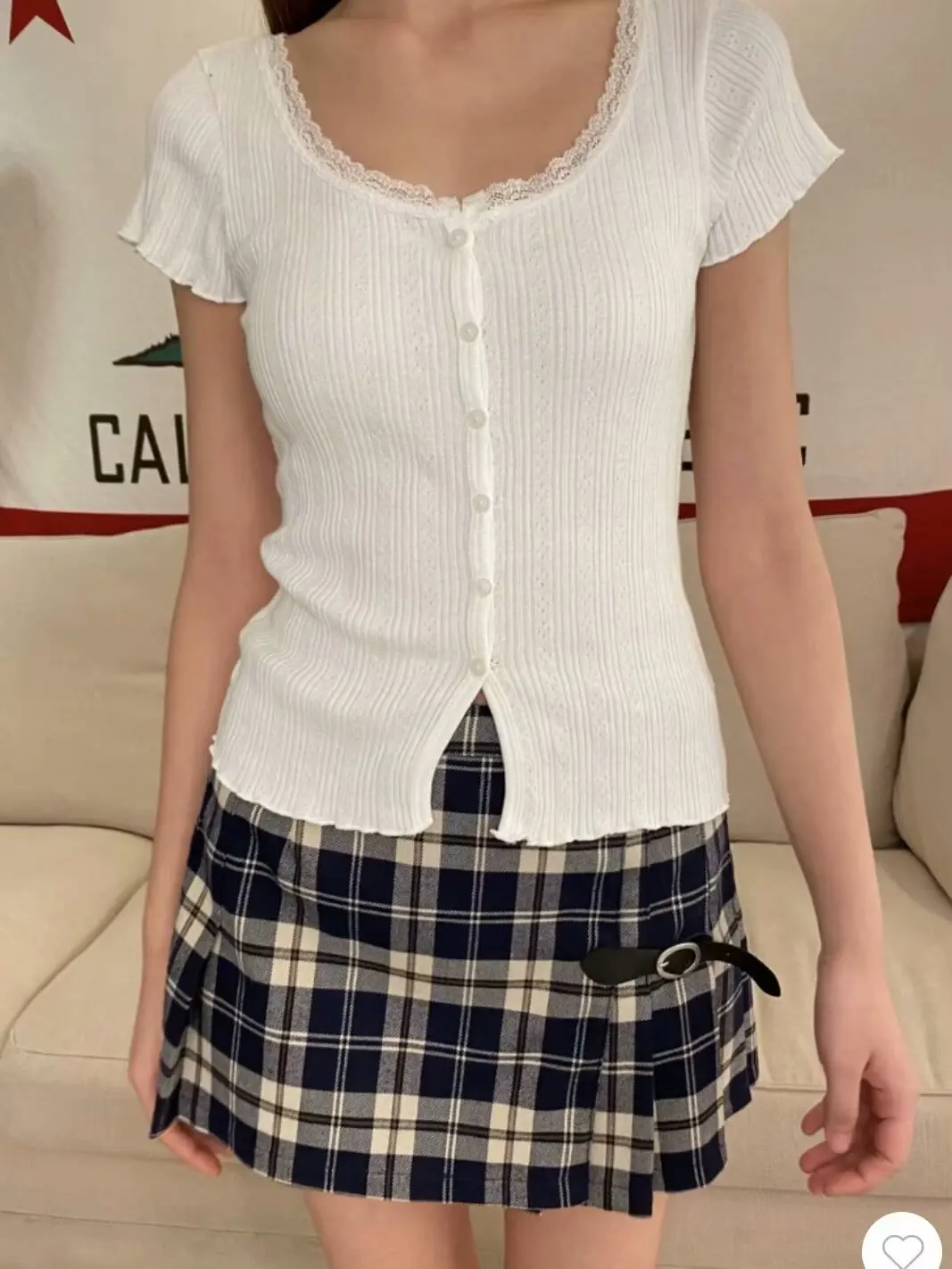 

Женская облегающая трикотажная футболка BM с белой кружевной отделкой и пуговицами, базовый слой или топ, модная повседневная одежда, хлопок