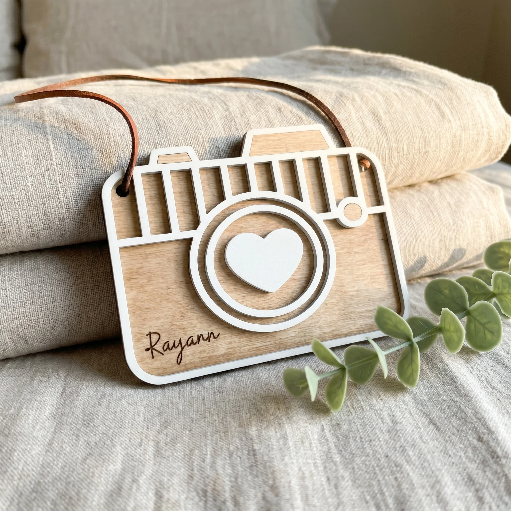 1Pc Custom Camera Shaped With Pink Heart Wooden Name Plaque,Home Room Office Wall Door Decor,DIY Paintable,Birthday Wedding Gift