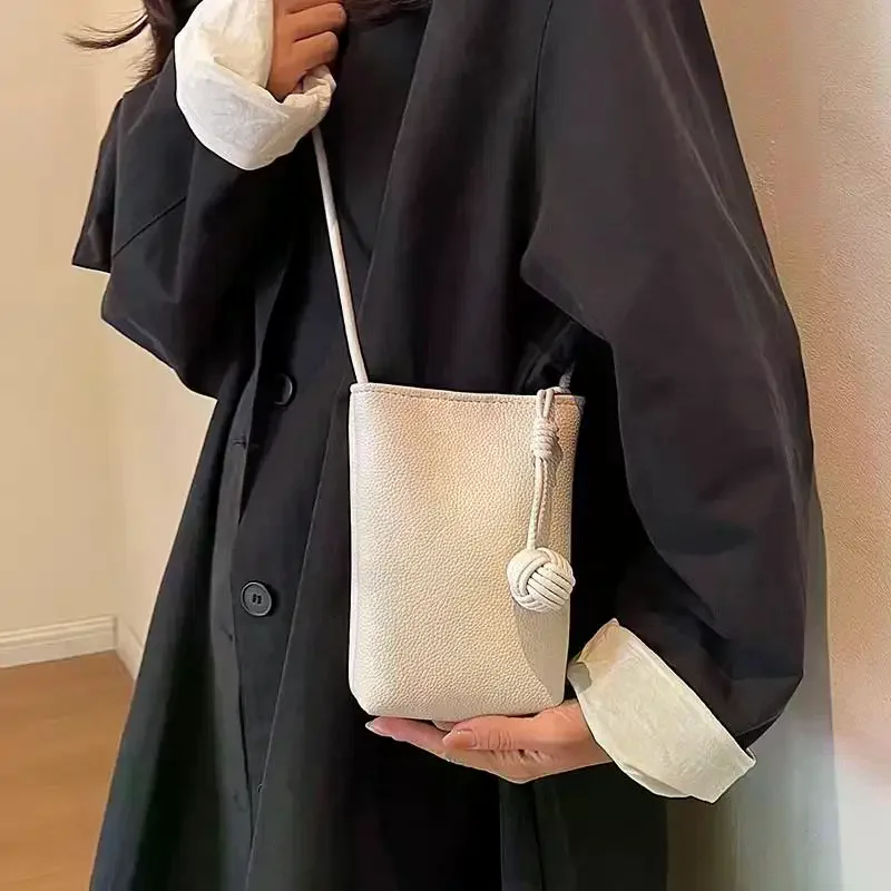 PUレザー女性用ハンドバッグ スタイリッシュなクロスボディシ - Leatherwork Essentials のレビューと価格
