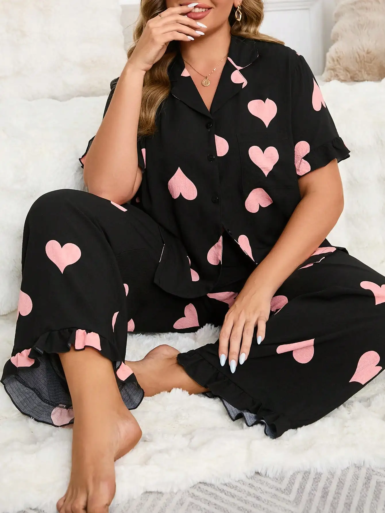 

Черно-розовый пижамный комплект больших размеров с принтом в виде сердечек, на пуговицах, с короткими рукавами и оборками по низу