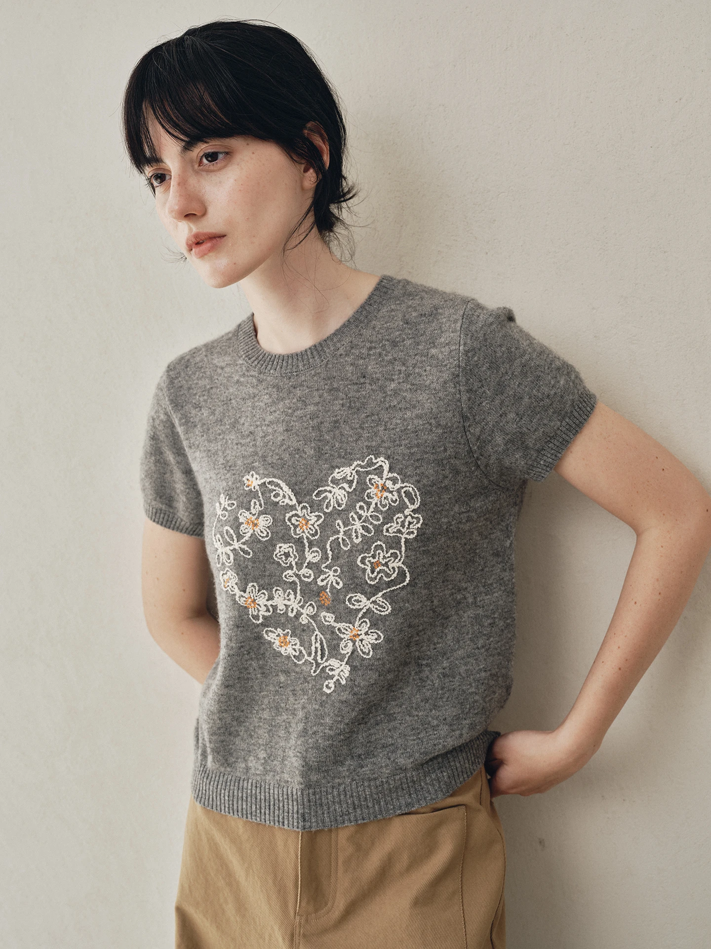 

ey Camere Wool Embroidered ort Sve round Ne Knitted Sweater Women's Simple Sle Top for Autumn Season Commute Wear