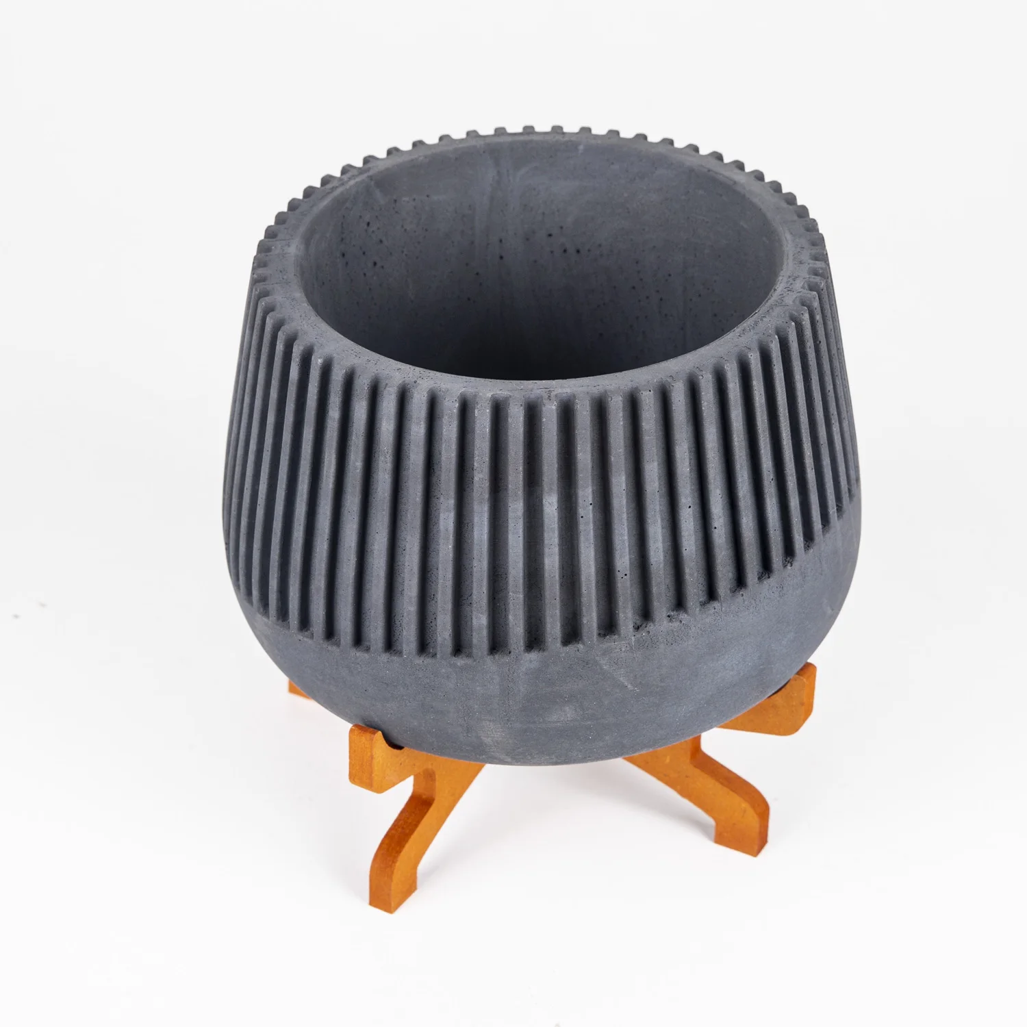 Large size striped black concrete flower pot 17x19 Cm