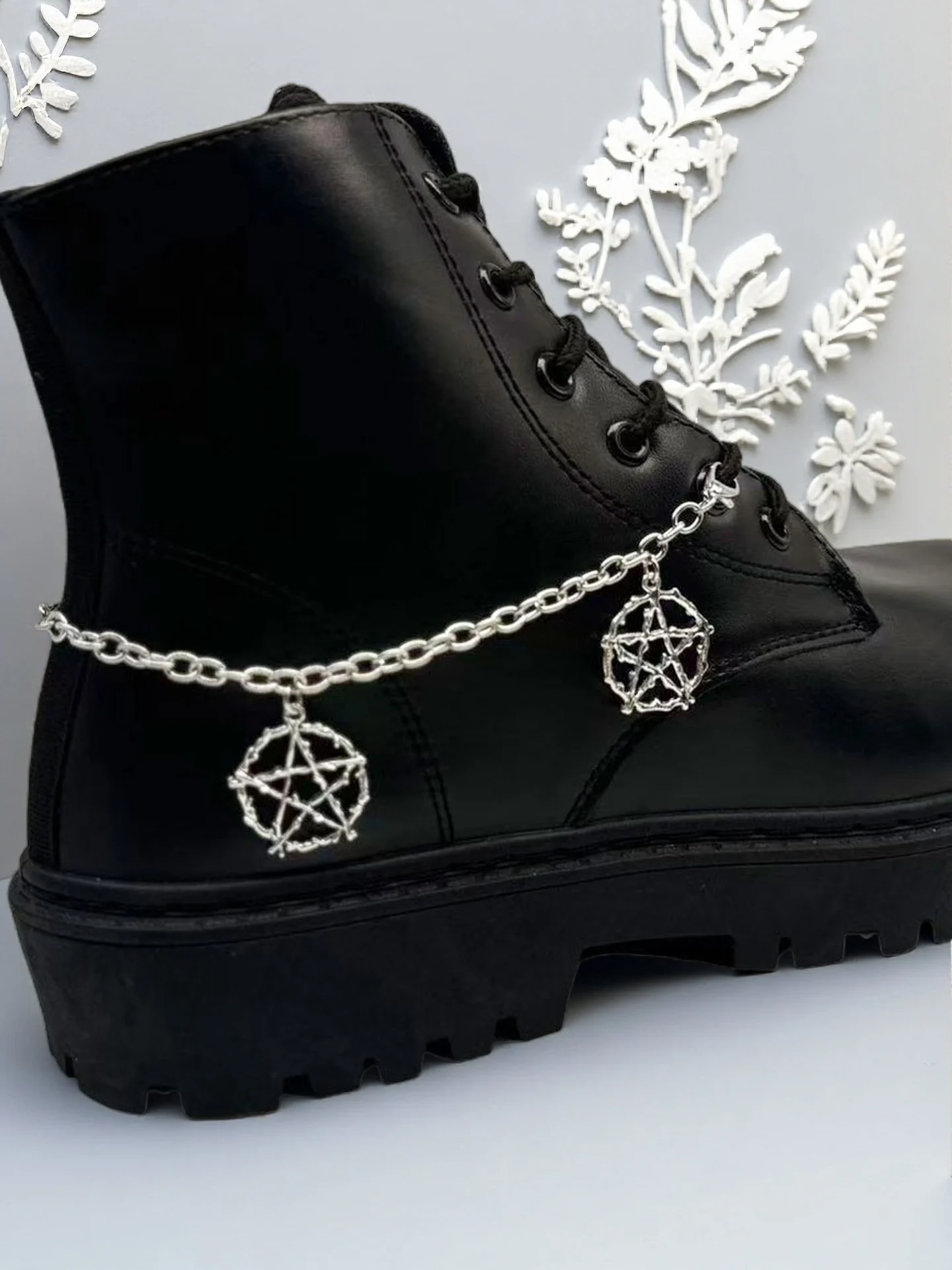 قطعتان من المعلقات والمجوهرات المصنوعة من سبائك الفضة القوطية المجوفة على شكل نجمة/راي، مناسبة لأحذية وأحذية الخريف