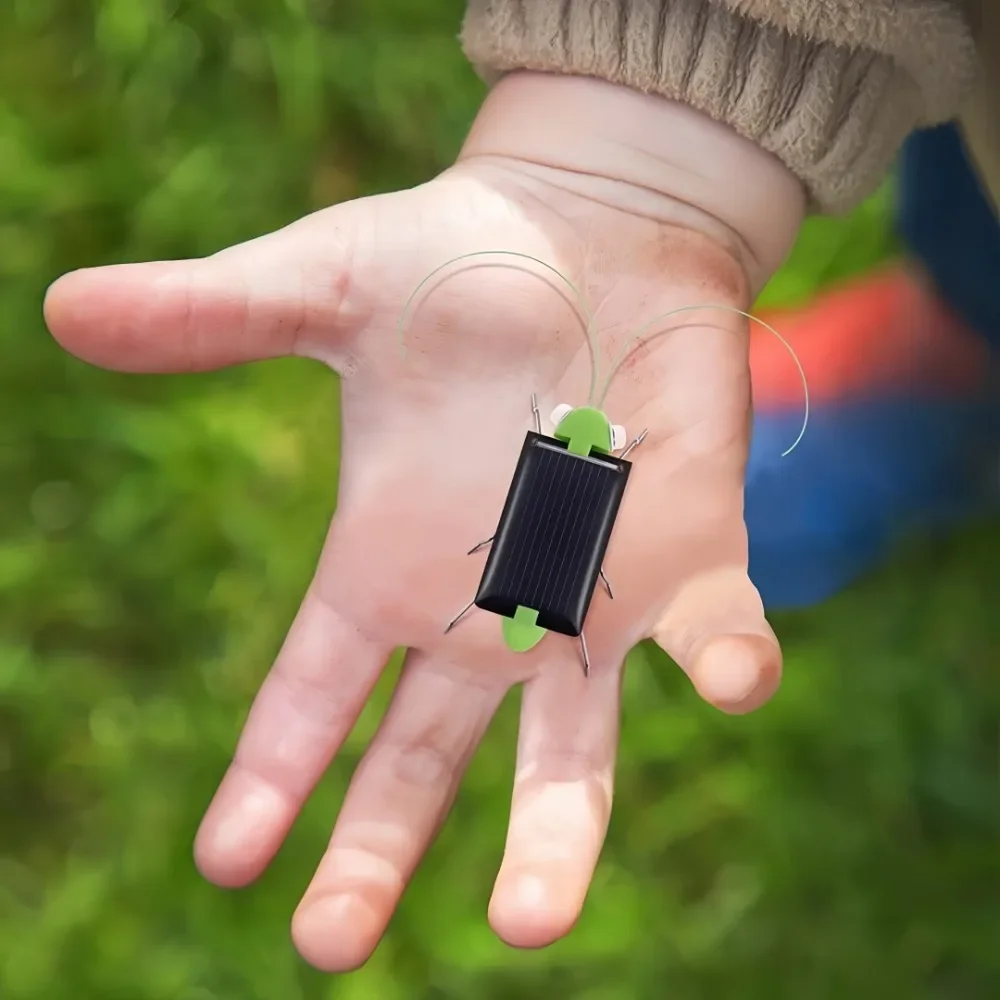 Grasshopper movido a energia solar, uma pequena criação tecnológica, um presente divertido de brincadeira para iluminação inteligência infantil