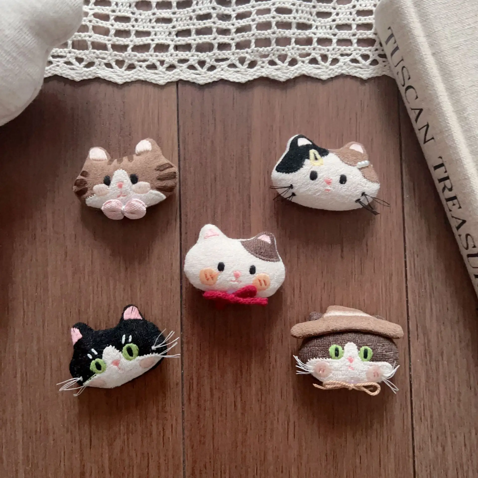 

Embroidered Cute Cat Brooch Pin DIY Cartoon Hair Accessory for Clothing Embellishment Pendant Handmade Premium Quality