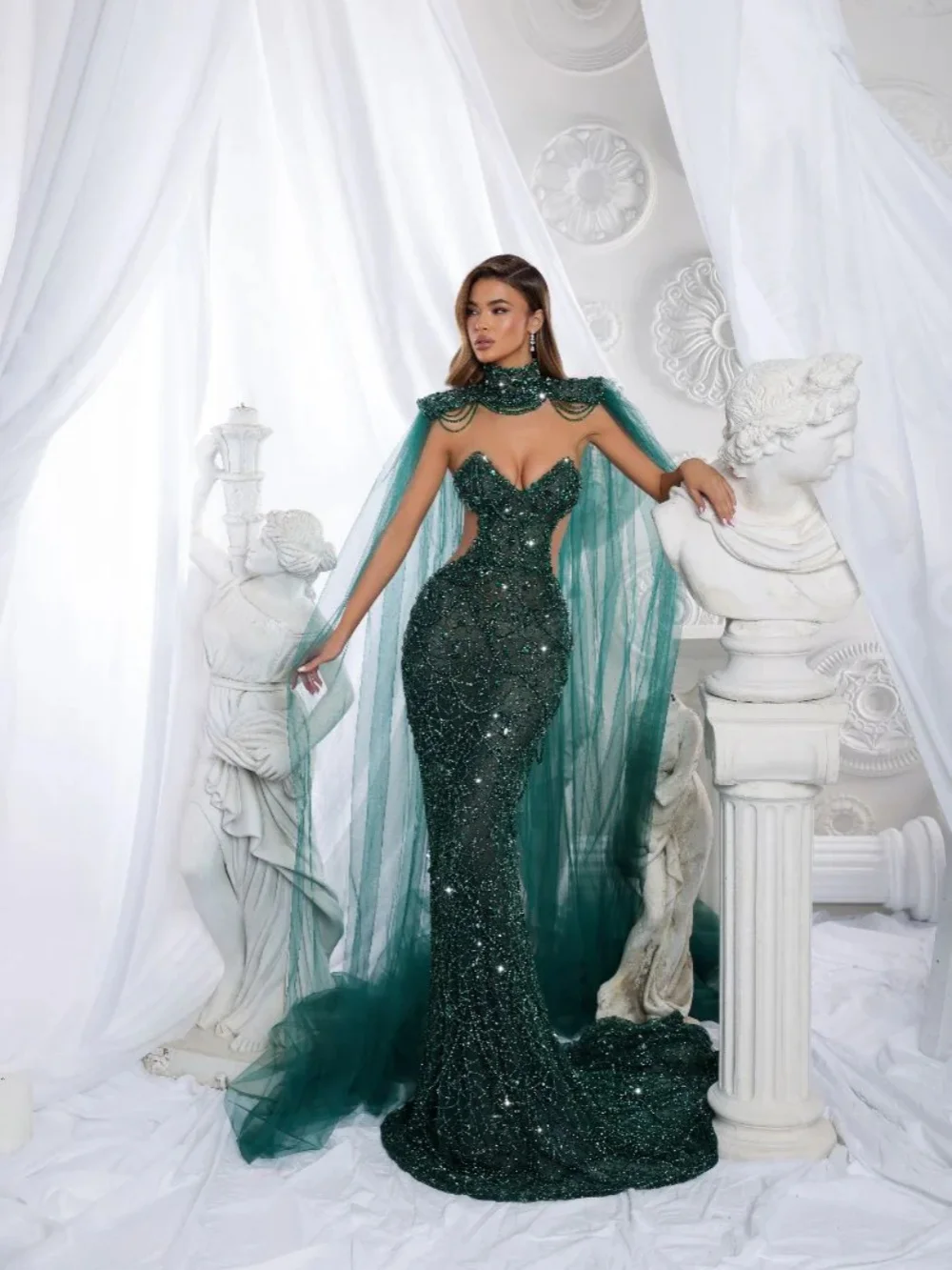 Grünes, perlenbesetztes, ärmelloses Abendkleid mit Umhang, bodenlanges Meerjungfrau-formales Partykleid 2026, maßgeschneidertes, elegantes Kleid für den roten Teppich