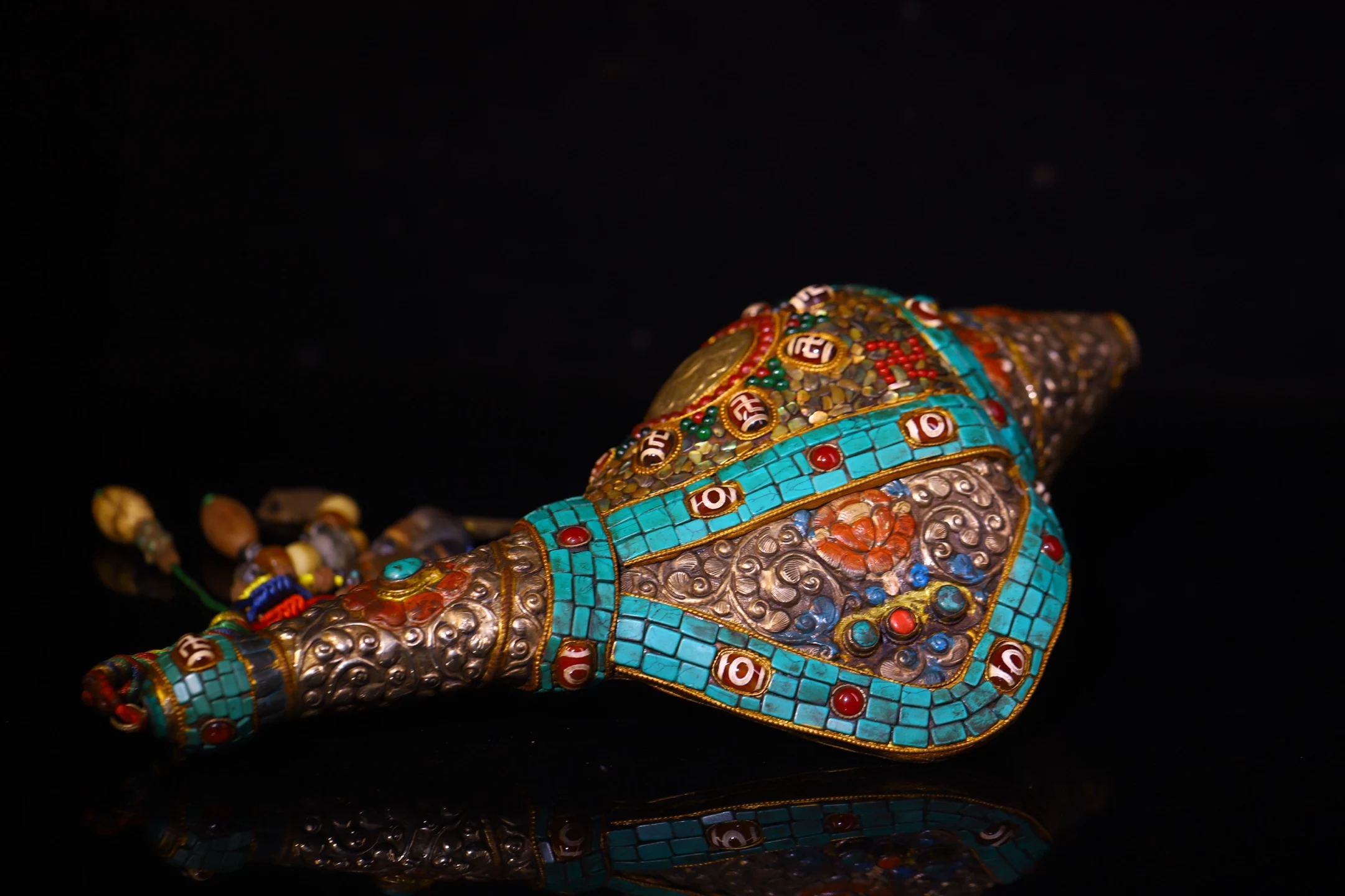 

Old Nepalese Folk Conch Painted Mosaic Gem gZi Beads Turquoise Six Word Proverbs Buddha Conch Amulet Worship Hall