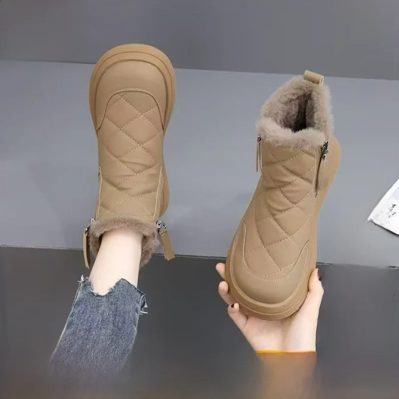 Thickened Fleece Winter Boots Women's 2026 New Style Leather Fur Integrated Thick Bottom Warm Bread Shoes Mom Cotton Boots