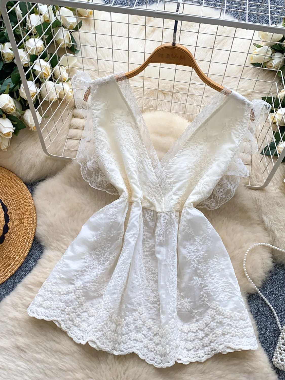 เสื้อผ้าผู้หญิงปักลายลูกไม้ V-Ne ปะติดปะต่อกันเอวกระชับสัดส่วนฤดูร้อนหวานอ่อนโยนอเนกประสงค์เอเล่ท็อปเกาหลีสเล