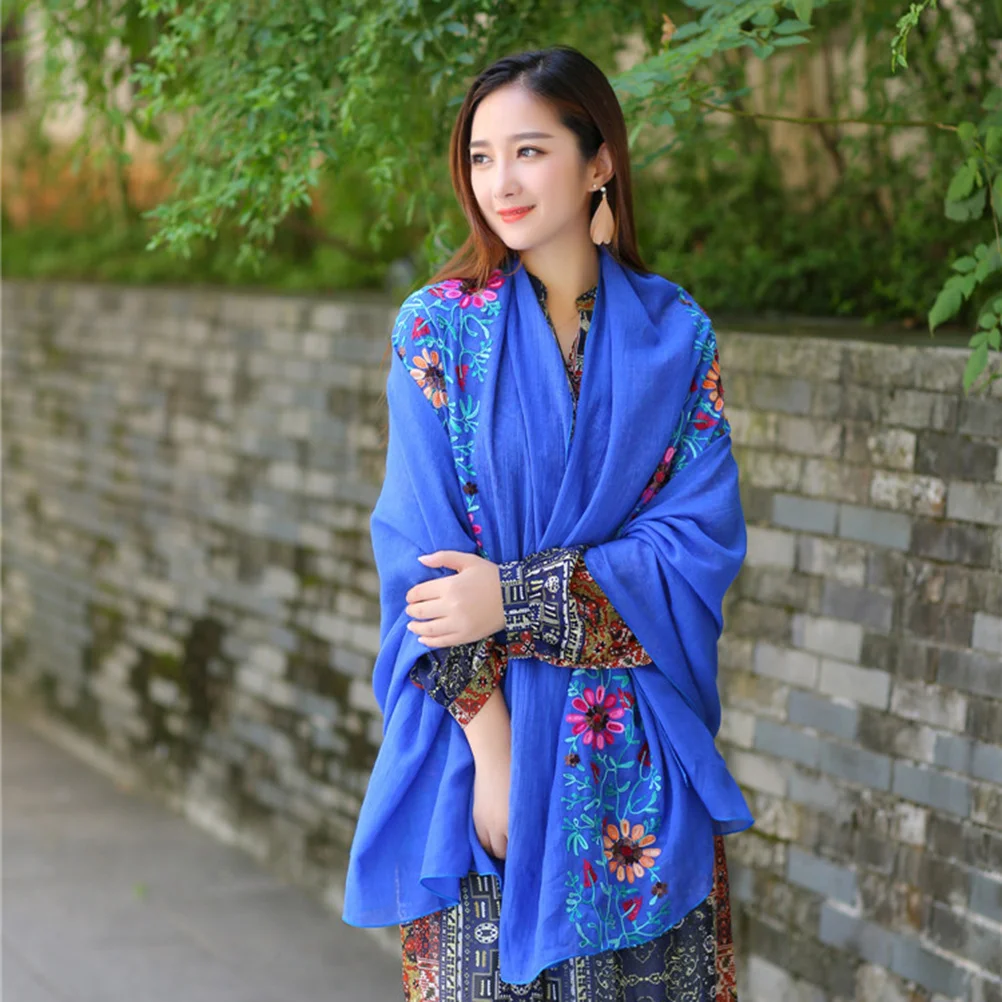 Sciarpa di lino in cotone ricamato con fiori blu royal Scialle di moda per donne Ragazze Decorazione di vestizione Cotone ricamato floreale