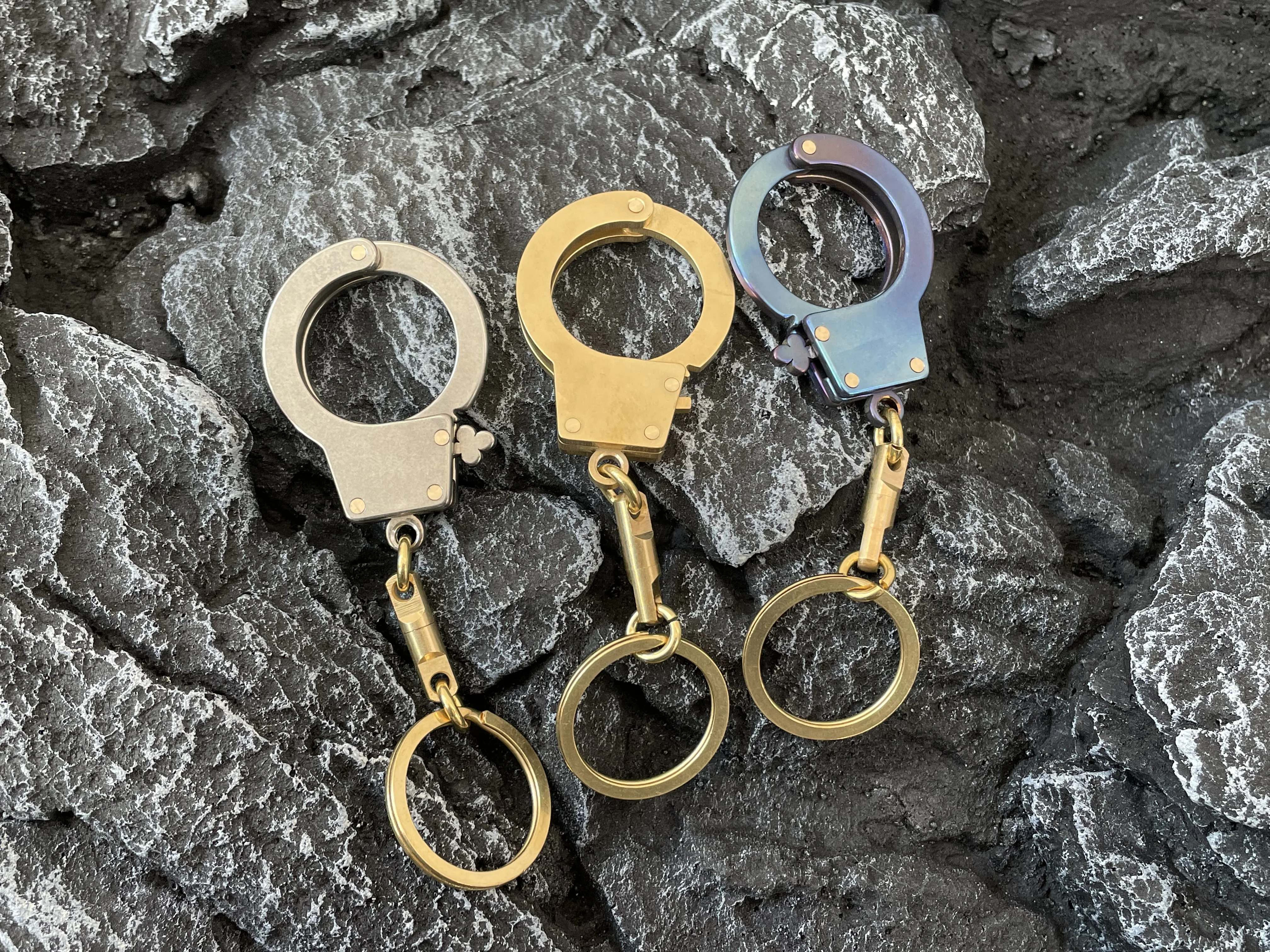 

Brass/titanium Alloy Handcuff Key Chain Motorcycle Car Key Chain EDC Fastener Flashlight Clasp Fastener Tool