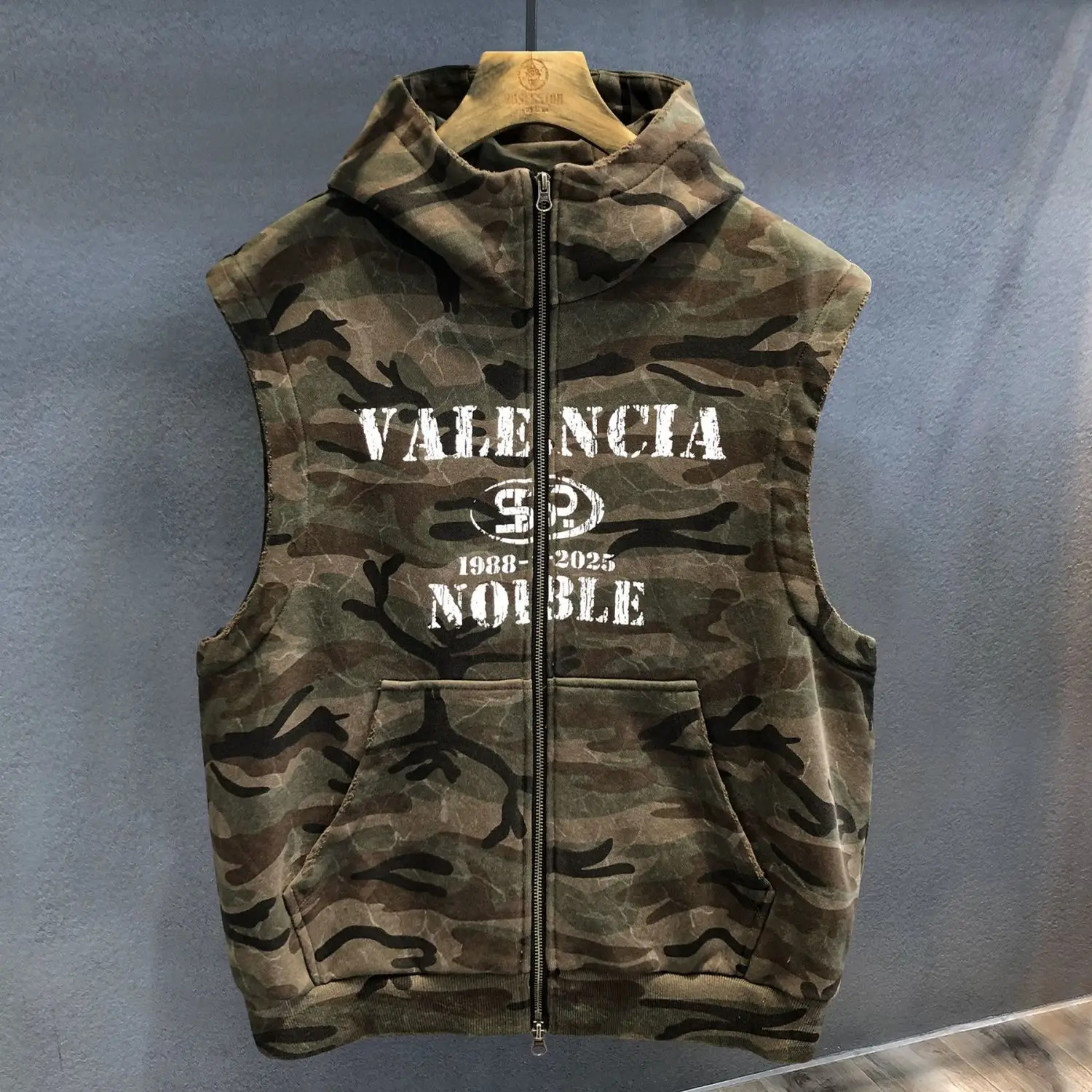 

Large Size Outdoor Tactical Camouflage Workwear Hooded Vest Men 2025 Autumn Hip Hop Retro Letter Print Outerwear Vest Harajuku