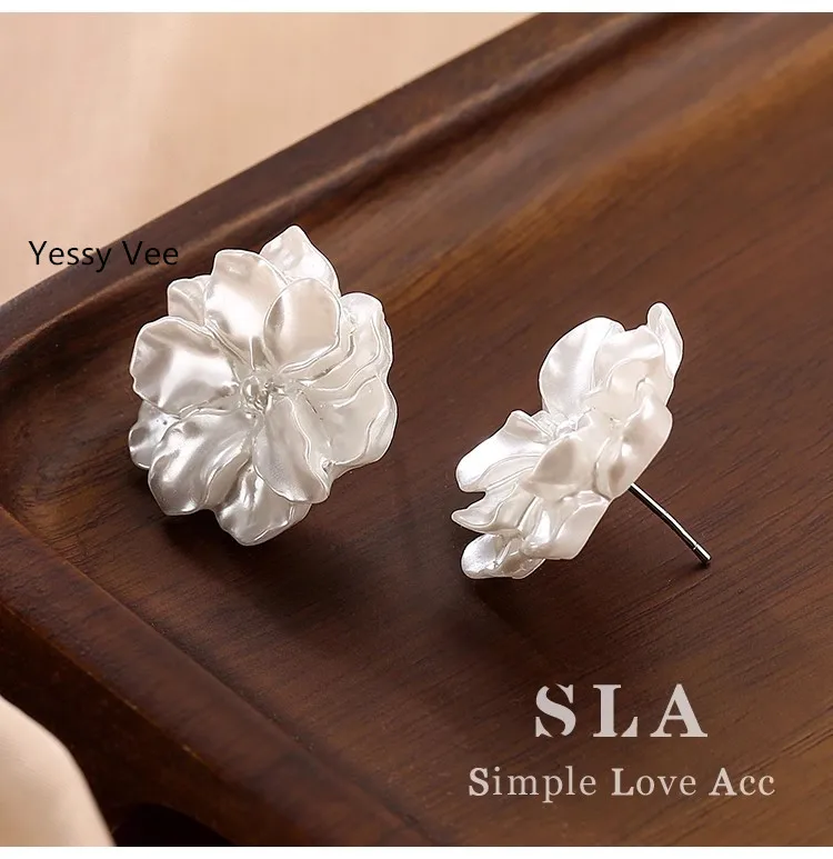 Yessy Vee Women Acrylic Flower Earrings White Floral Romantic 925 Silver Pin Earrings Autumn Stud Earrings Female New Arrival