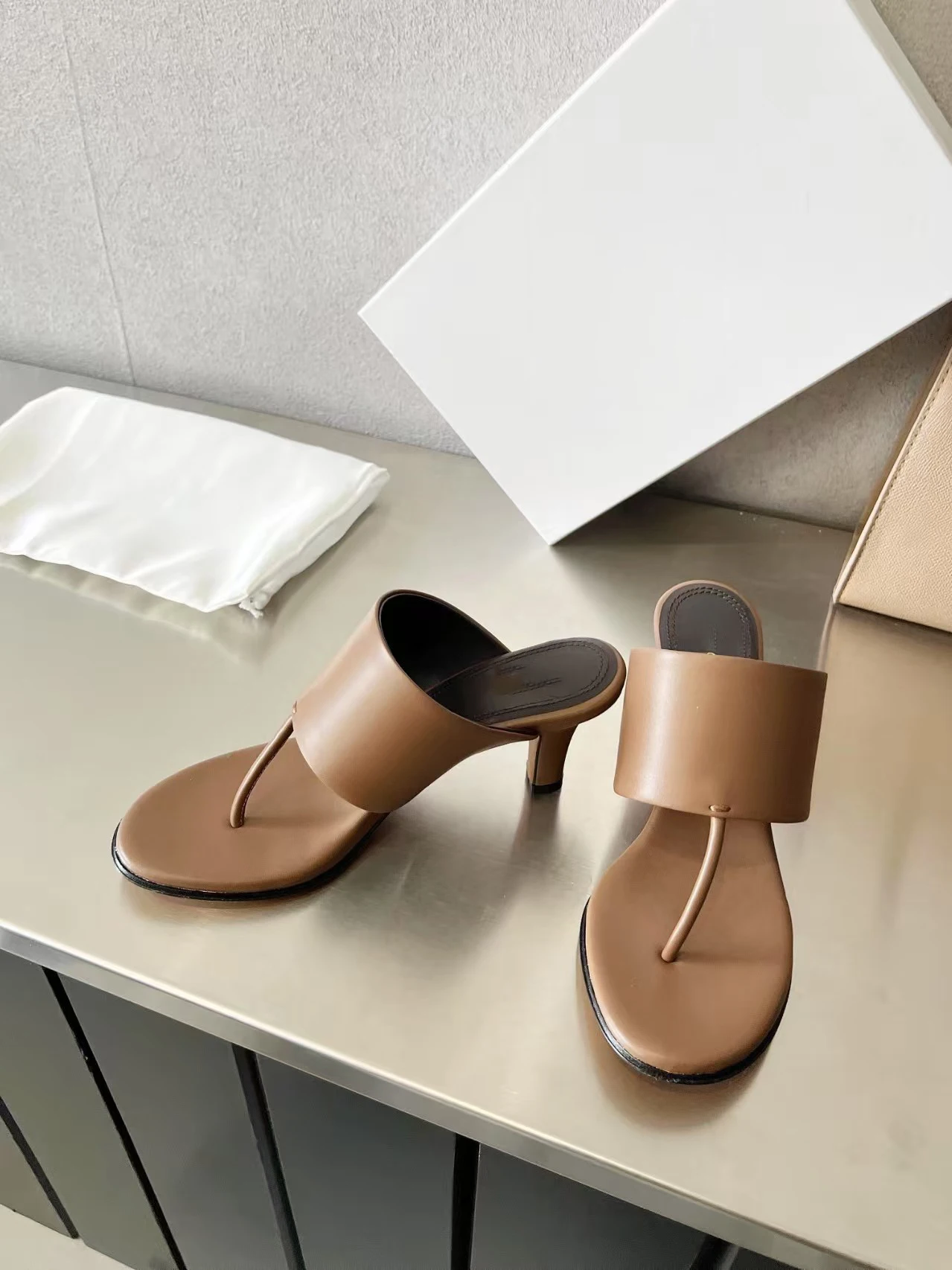 شباشب سوداء مفتوحة من الأمام بكعب عالٍ للنساء من الجلد الطبيعي بحزام واحد شرائح صيفية بكعب رفيع شباشب عصرية للنساء