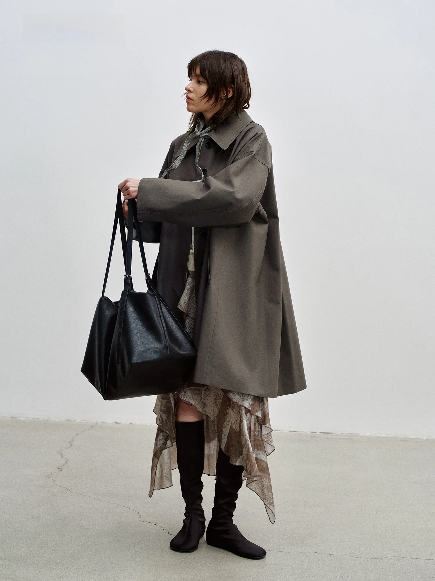 

Классический силуэтный длинный плащ-ветровка с воротником Ele Outerwear M9480 из легкого хлопка для весны и осени