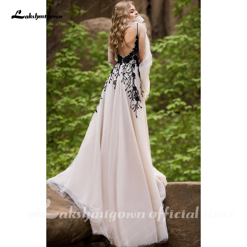 Lakshmigown Spitzen-Brautkleid in Schwarz und Elfenbein, Landhausstil, Strandkleid, Träger, V-Ausschnitt, offener Rücken, Applikationen, Brautkleid nach Maß – Detail 6