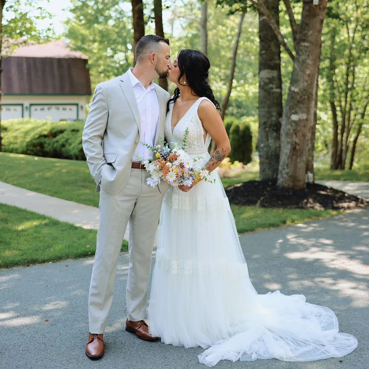 V Neck Tiered Lace Princess Wedding Dress Plus Size Boho A Line Customized Sleeveless Sweep Train Embroidered Tulle Bridal Gowns
