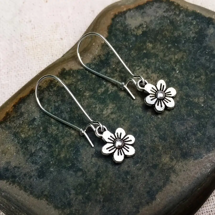 1/5/10/20/50/100pcs Charming Silvery Daisy Drop Earrings for Women / Cute Vintage Alloy Fashion Jewelry / Ideal for Casual Attir