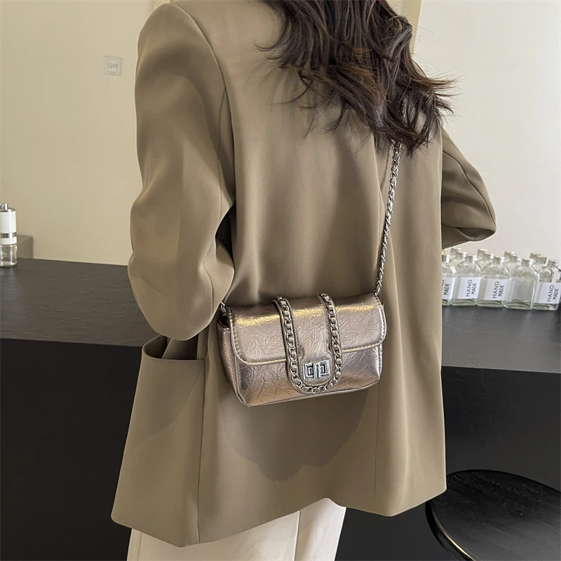 

Элегантная женская кожаная сумка через плечо — классический дизайн от известного роскошного бренда для модных женских повседневного использования