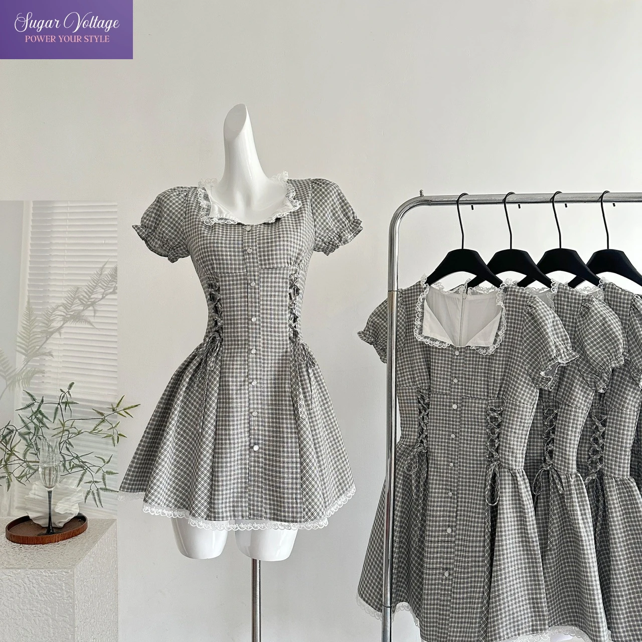 เดรสเชิ้ตลายสก็อตสไตล์ฝรั่งเศสย้อนยุคสำหรับผู้หญิง ฤดูร้อน เอวเข้ารูป แต่งลูกไม้ที่คอ แขนพองระบายชายกระโปรงสไตล์วินเทจหวานๆ รุ่นใหม่