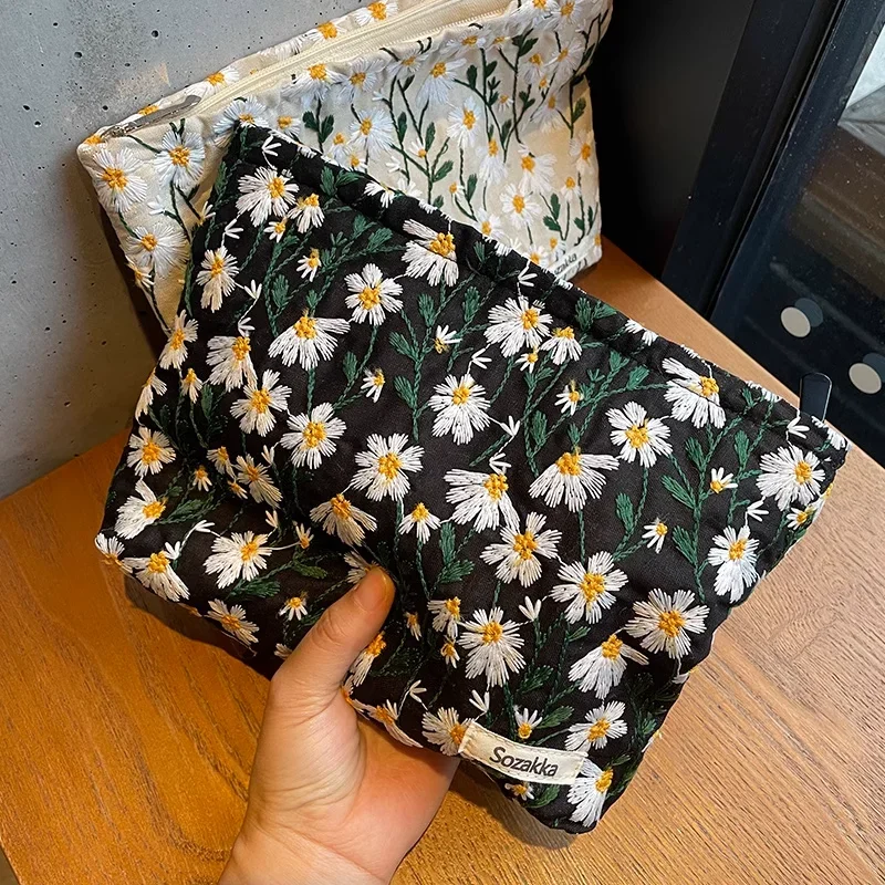 New Fashion Sweet Daisy Embroidery Makeup Bag Ins Clutch Floral Cosmetic Bag Travel Skincare Toiletries Organizer Makeup Pouch