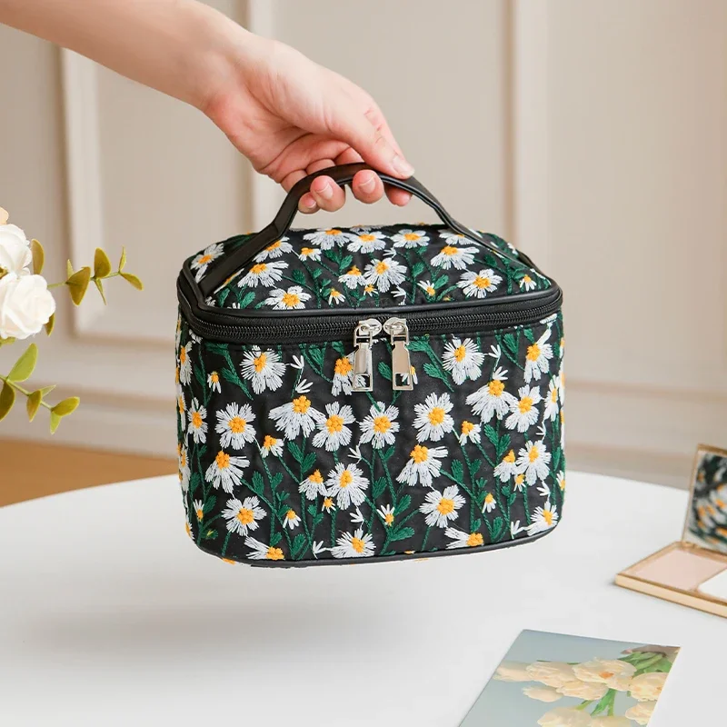 

Женская косметичка с вышивкой черной ромашки, большая вместительная сумка для хранения косметики с двойной молнией, портативная косметичка