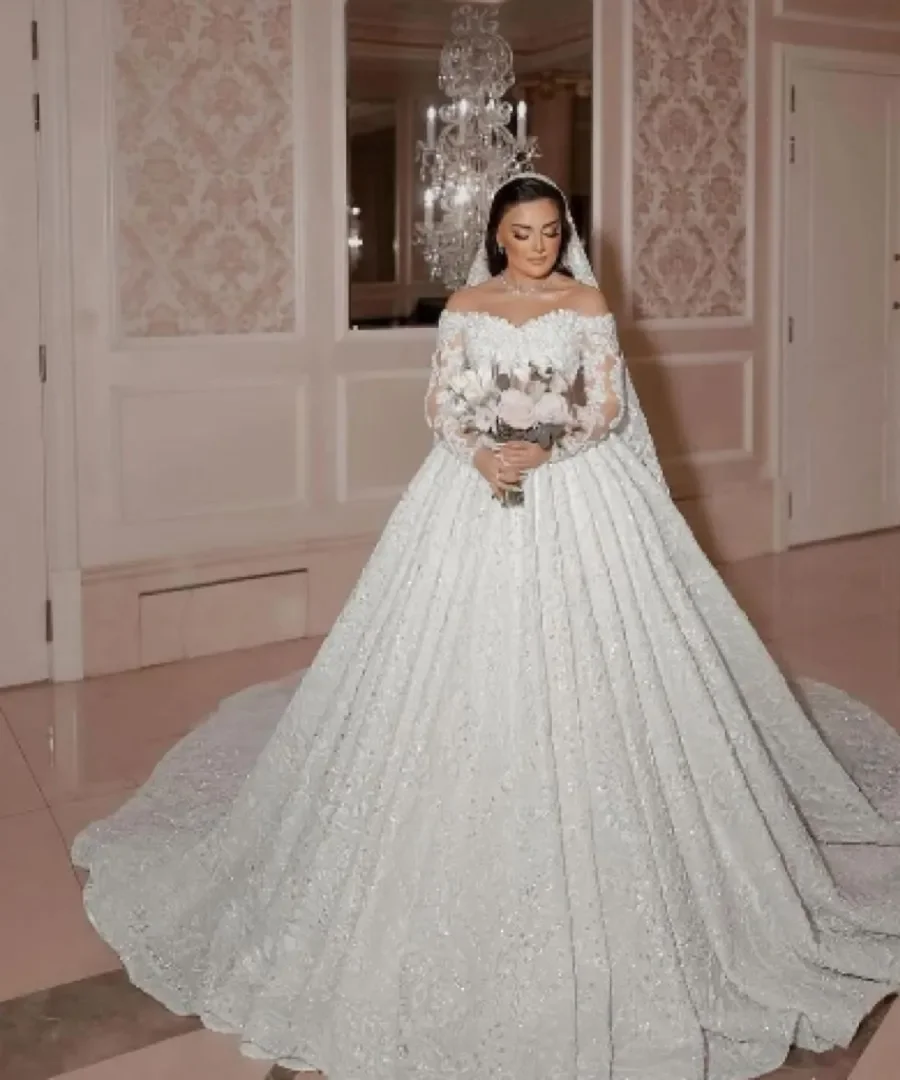 Maßgeschneidertes arabisches Kristallspitzen-Ballkleid-Hochzeitskleid, schulterfrei, lange Ärmel, Pailletten, Perlen, Brautkleider, Brautkleider