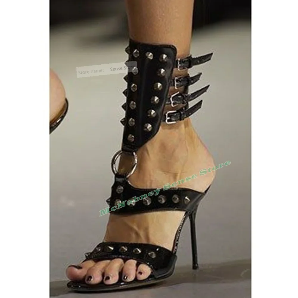 

Сандалии с заклепками и пряжками, ремешками, однотонные сандалии на шпильке с открытым носком, женская обувь, летняя вечеринка, дизайнерская модная обувь, кожаная новинка