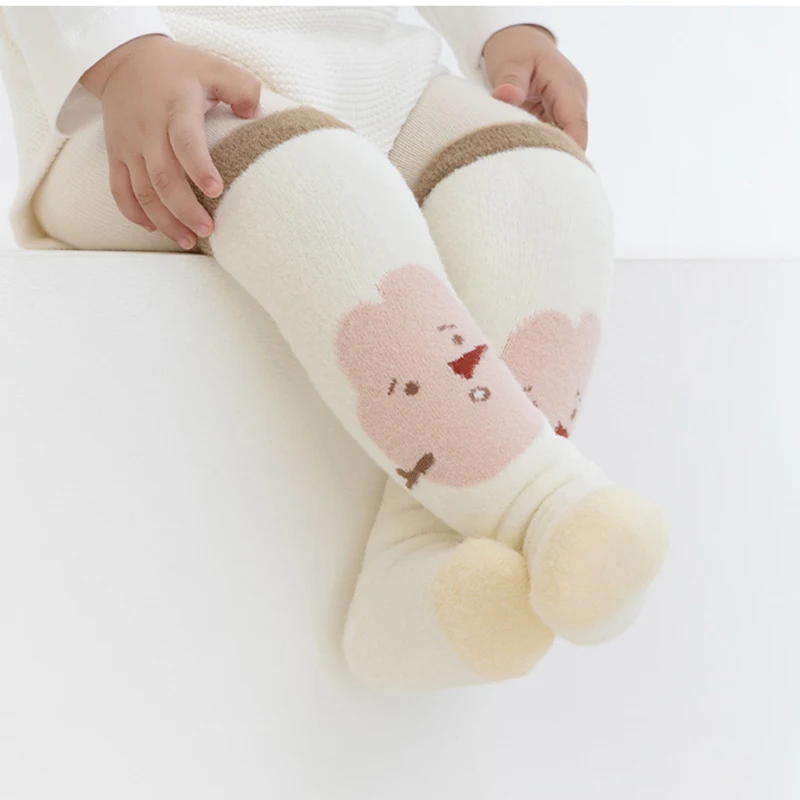 

2025 зимние длинные носки для новорожденных, комплект из 3 пар, утолщенные теплые носки с героями мультфильмов на флисовой подкладке, свободные бесшовные носки без костей с манжетами