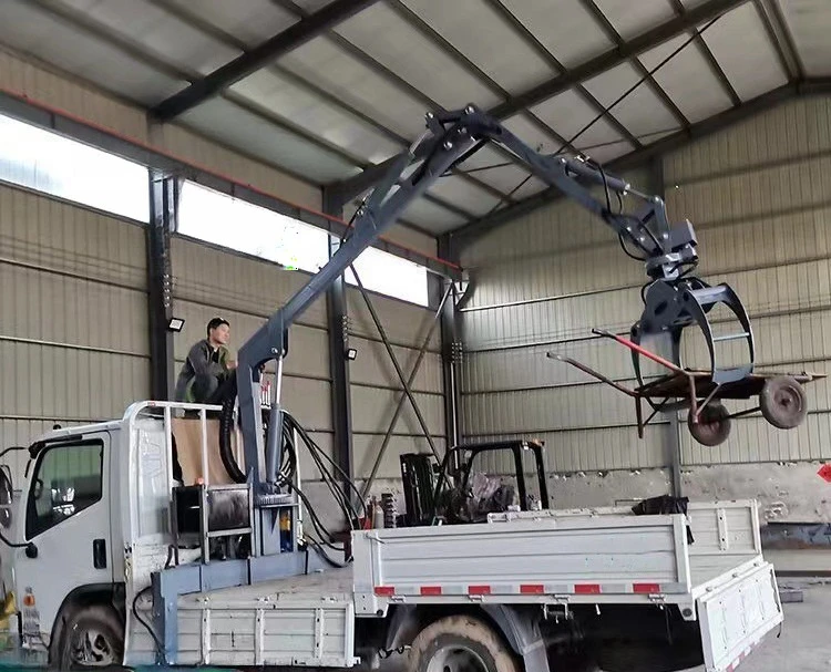 2025Футбольная машина, установленная на прицепе, гидравлический манипулятор, складной кран для захвата бревна
