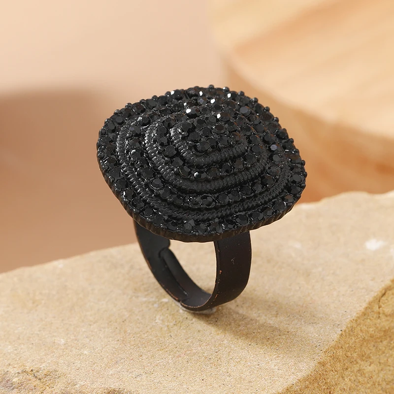 A creative new design square inlaid with rhinestones, elegant geometric opening ring suitable for daily versatile gift giving