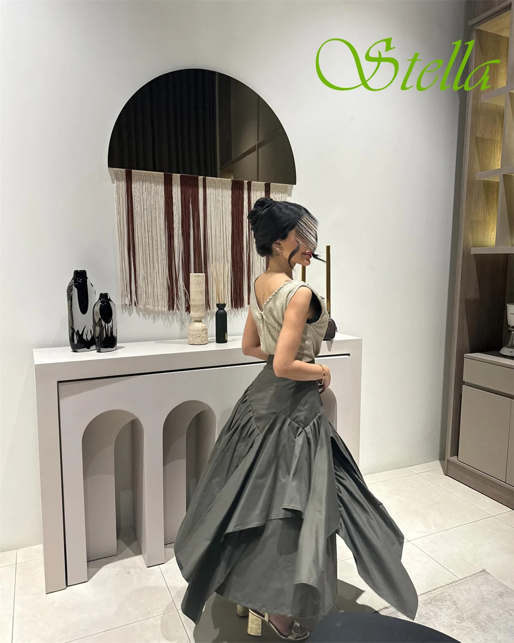 カスタマイズされたエレガントなノースリーブサテンイブニングドレスクラシックティアードプロムドレスファッションOネック特別な日のドレス