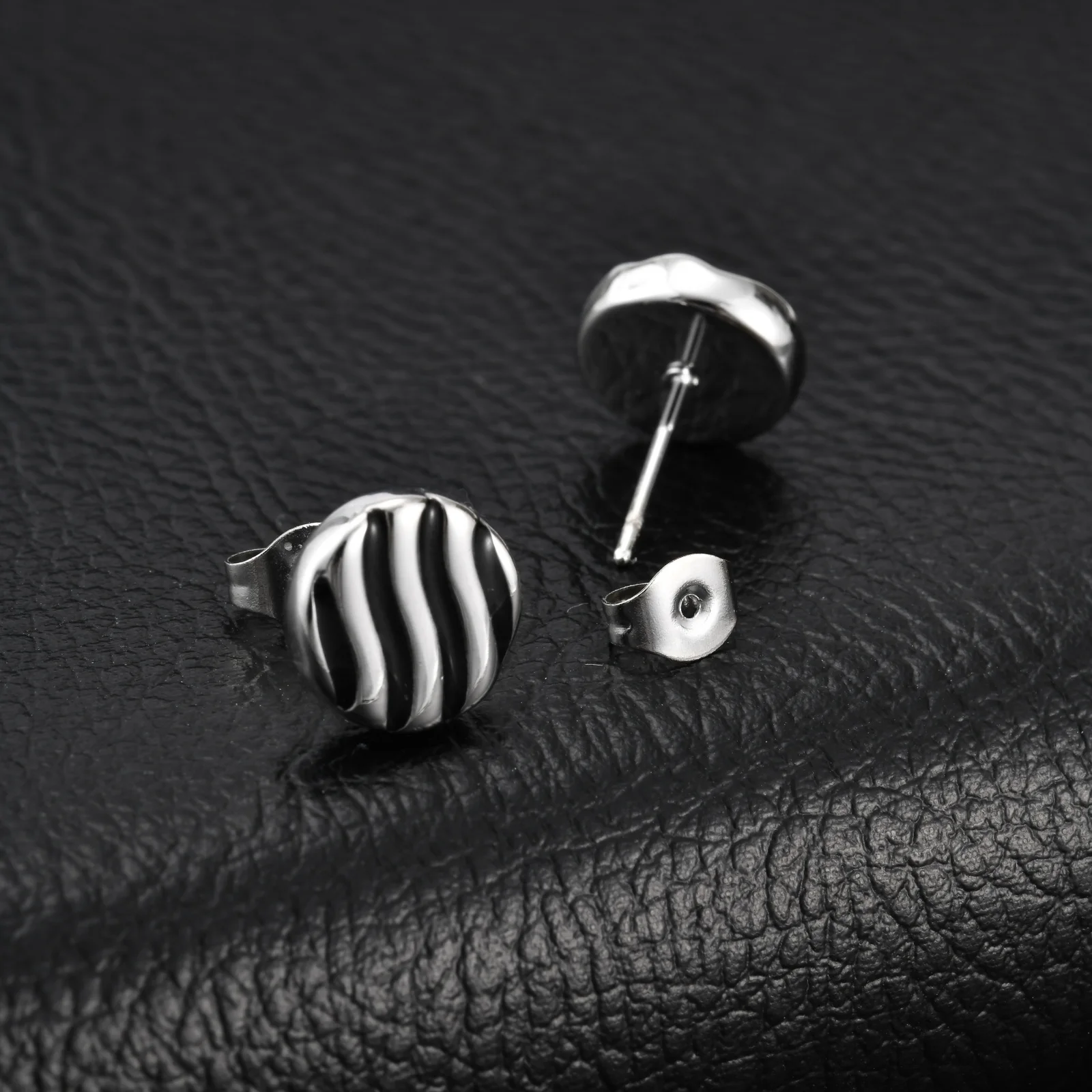 Einfache runde Ohrstecker aus Edelstahl für Männer, kleine Ohrstecker aus Metall mit Wasserwellenmuster, Hip-Hop-Schmuckgeschenk – Detail 2