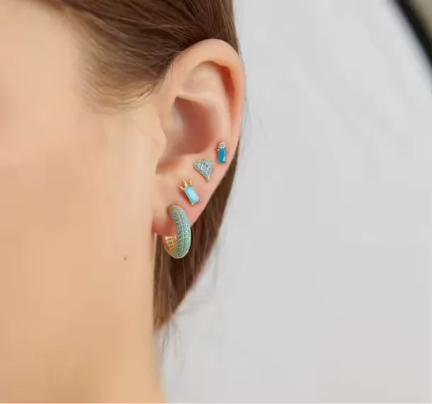 Anting-anting kancing hati kecil wanita, berlapis emas 925 perak murni mikro Pave biru pirus batu