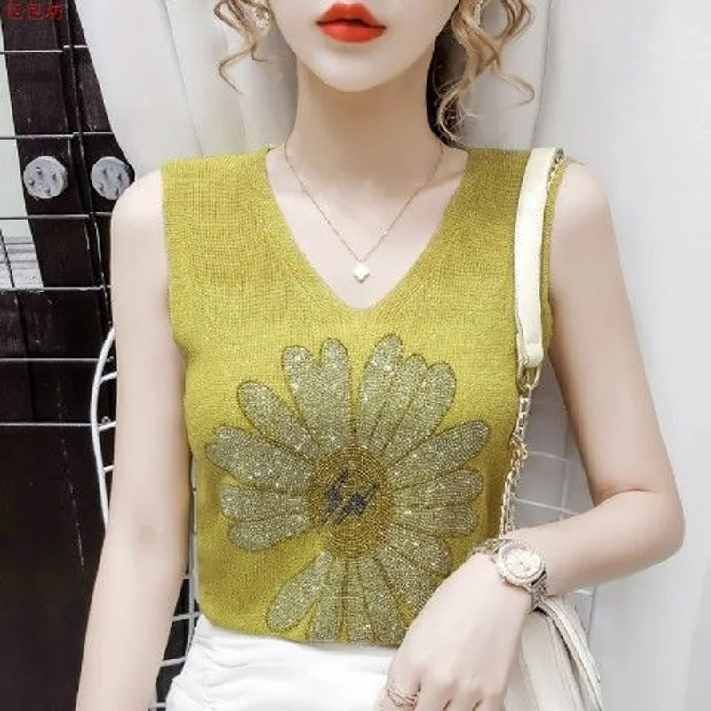 2023 New Summer Sexy Trend Hot Diamond Small Daisy V-neck Knitted Suspender Sleeveless Vest Casual Loose Fitting Women\'s T-shirt