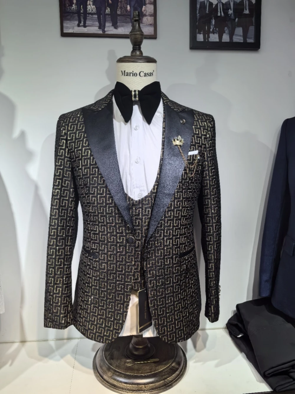 Hot Sale Charming Men's Suit Elegant Peak Lapel Handsome Tuxedo Groom Wear Luxurious Jacket Vest Pants Party Set In Stock