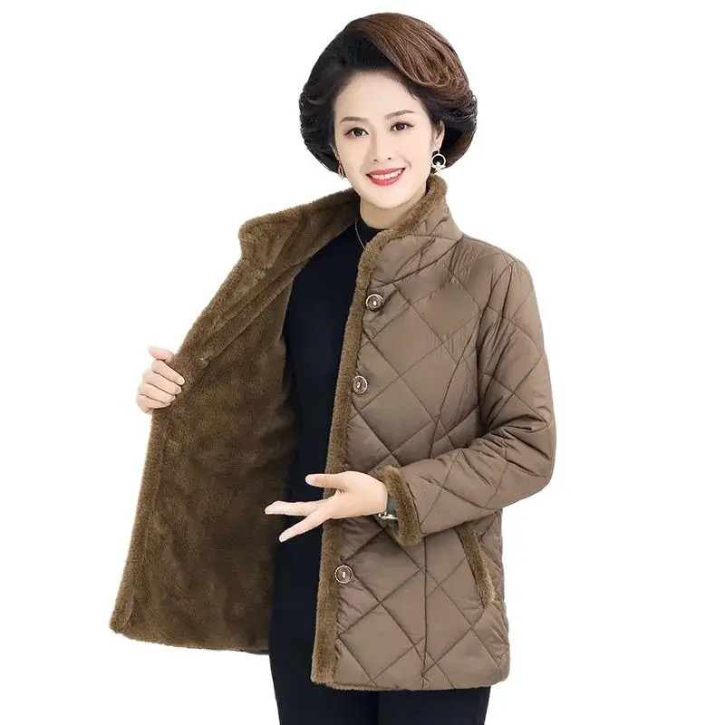 Chaqueta de invierno para mujeres mayores de mediana edad, ropa acolchada de algodón con relleno de terciopelo, cuello de piel nueva para madre,