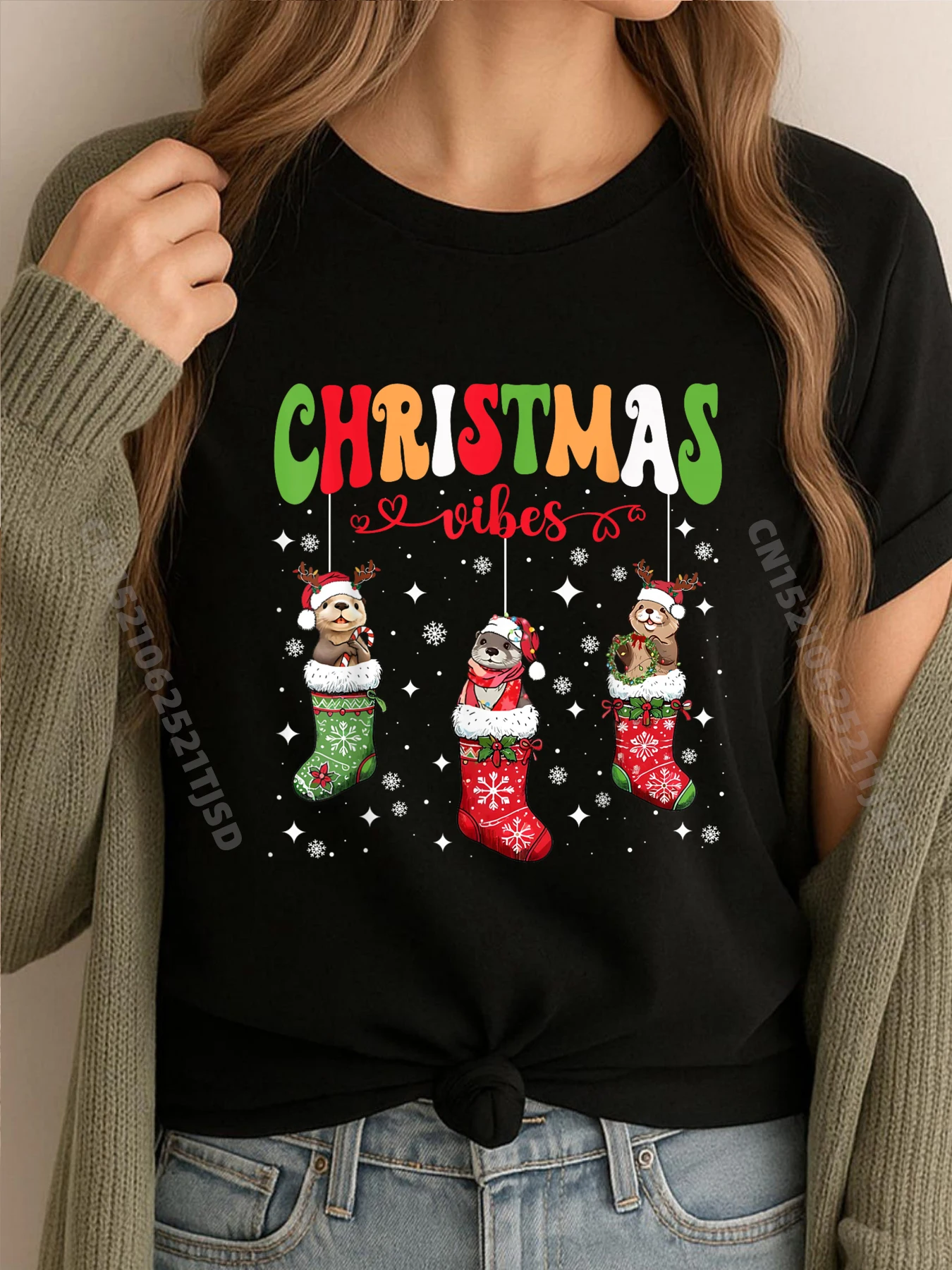 Lontras en calcetines de Navidad vibraciones navideñas sombrero de Papá Noel nutria amante crema camiseta marca ropa suelta