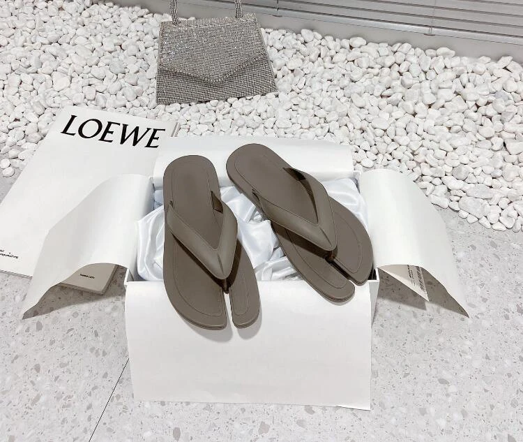 Split Toe Women Flat Slides Summer Cool Casual Fashion Female Holiday Outdoor Leisure Mules Lazy Shoes High Quality New Sapato