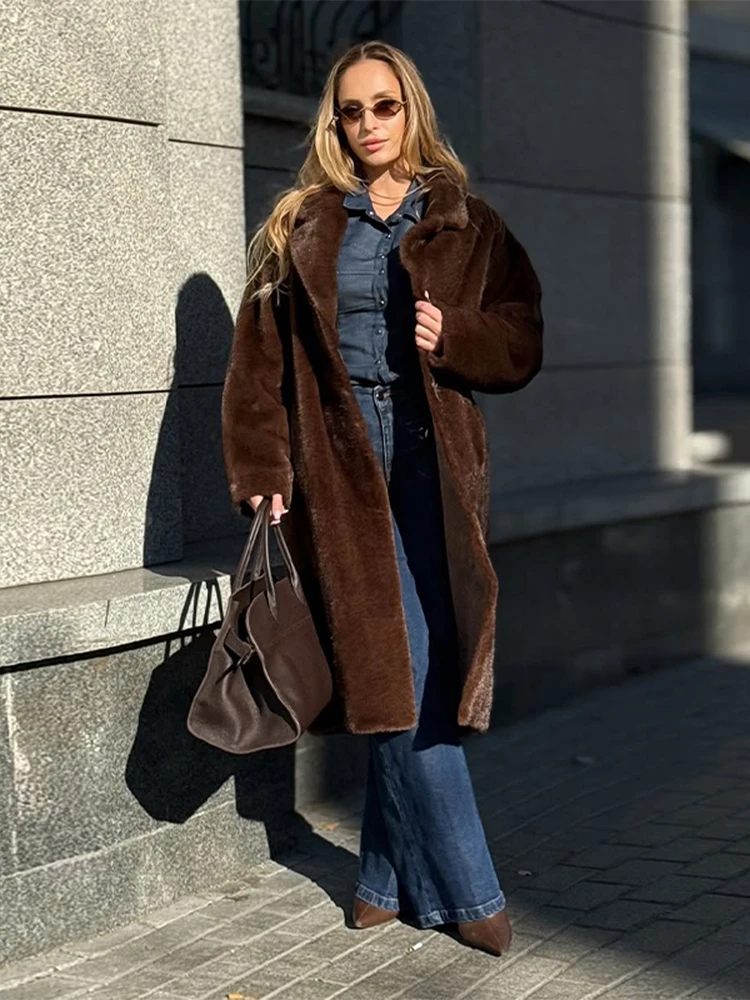 Cappotti lunghi in pelliccia sintetica solida da strada Donna Casual Maniche lunghe Risvolto Cappotto caldo addensato allentato Donna 2025 Autunno Inverno Lady Outwears