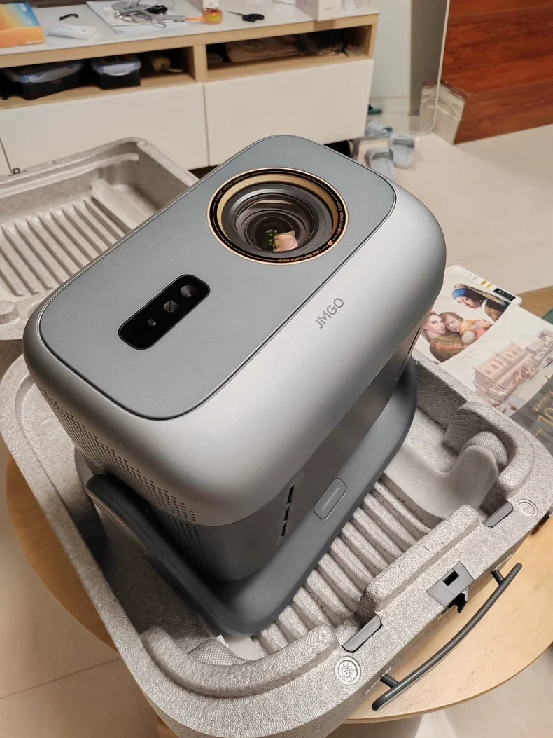 4K Laser Projector Built-in AI Gimbal for Gaming Cinema