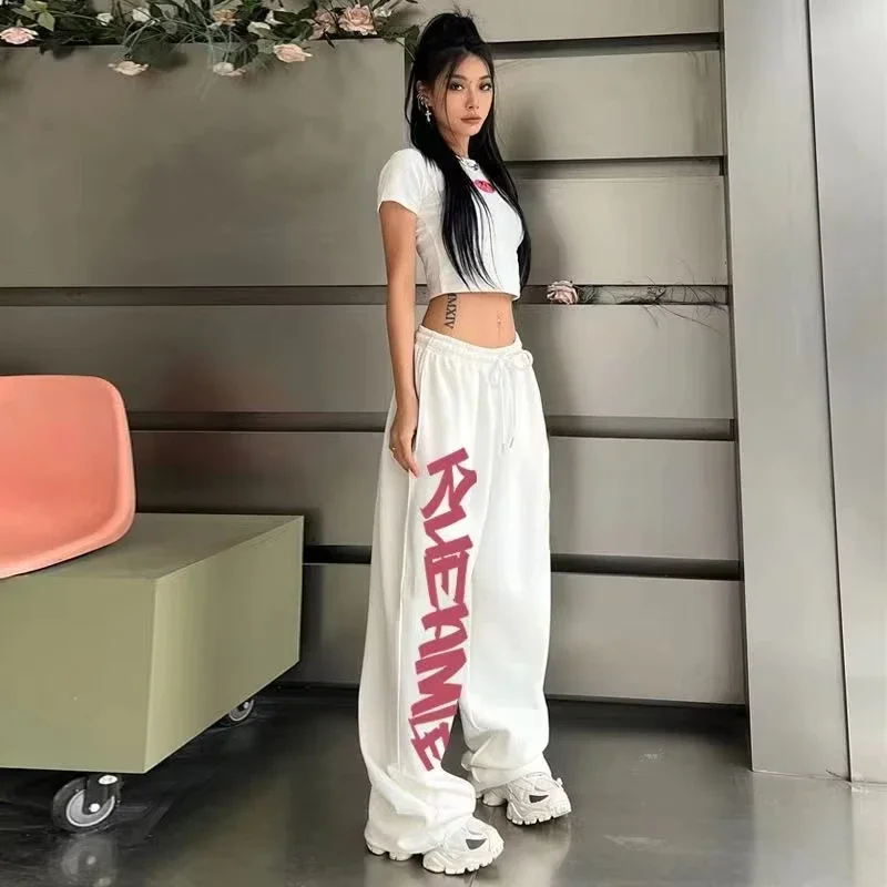 Unisex Sommer Schnelltrocknende Weite Hose mit Koreanischem Schriftzug und Rosa Graffiti-Druck, Lose Y2K Hip-Hop Streetwear Freizeithose – Detail 4