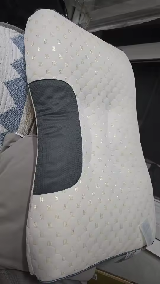 Almohada TheraComfort vista frontal sobre cama - reseña 5